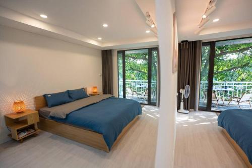 um quarto com uma cama grande e uma varanda em Holly's Fika Studio-Projector-Balcony-Old Quarters em Hanói