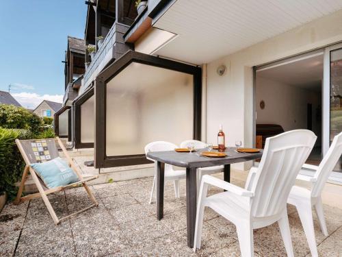 Appartement cosy à Carnac, 200m de la plage, terrasse, parking, TV, animaux acceptés, pour 4 personnes - FR-1-477-96