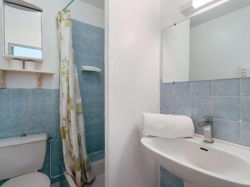 une salle de bain avec un lavabo, des toilettes et un miroir dans l'établissement Appartement cosy à Carnac, 200m de la plage, terrasse, parking, TV, animaux acceptés, pour 4 personnes - FR-1-477-96, à Carnac