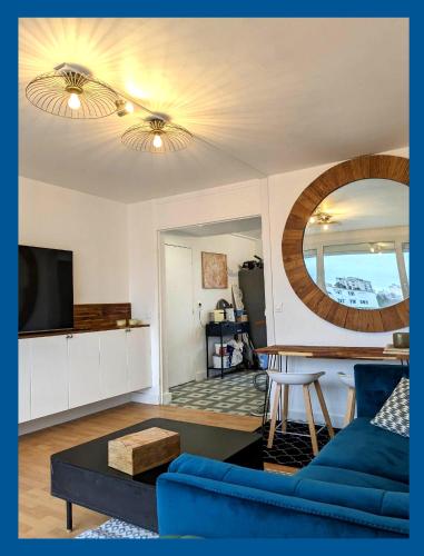 un soggiorno con divano blu e specchio di Appartement 3 Chambres - 78m2 - Lumineux a Bihorel
