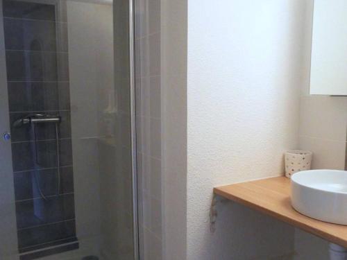 une salle de bain avec douche et lavabo dans l'établissement Duplex refait à neuf à Carnac - 3 chambres, balcon sud, parking, 300m de la plage - FR-1-477-145, à Carnac