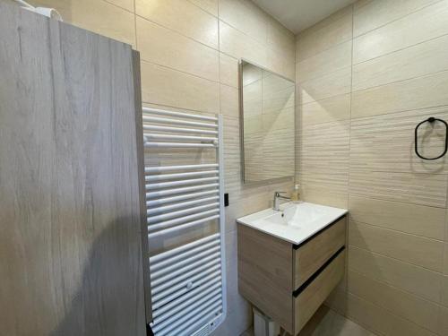 ein Bad mit einem Waschbecken und einem Spiegel in der Unterkunft Appartement Capbreton, 2 pièces, 4 personnes - FR-1-413-111 in Capbreton