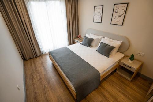 Un dormitorio con una cama grande y una ventana en LARA MARİNE HOMES, en Antalya