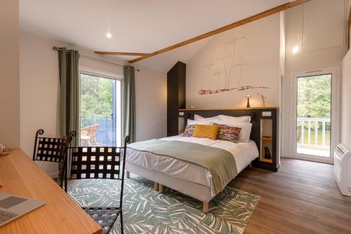 En eller flere senge i et værelse på Domaine Baruteau