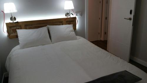 Postel nebo postele na pokoji v ubytování diezmadrid