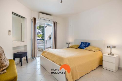 ein Schlafzimmer mit einem Bett, einem Stuhl und einem Fenster in der Unterkunft #122 Fully Equiped with Pools, Golf Course, Garden in Albufeira