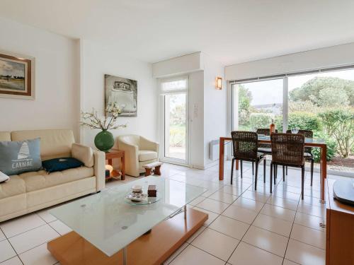 un salon avec un canapé et une table dans l'établissement Appartement 3 pièces à Carnac avec piscine chauffée, proche plage et thalasso - 4 pers. - FR-1-477-230, à Carnac