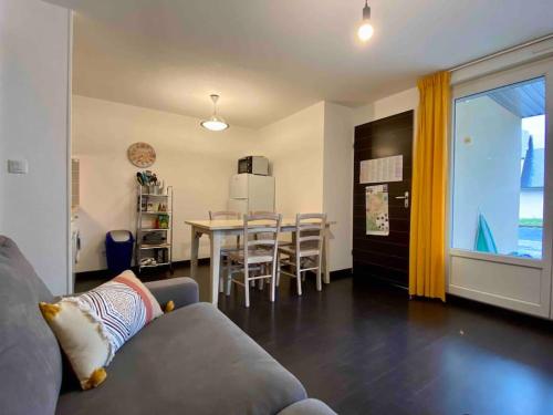 un salon avec un canapé et une salle à manger dans l'établissement Appartement RDC - Luz-St-Sauveur, à Luz-Saint-Sauveur