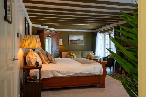 ein Schlafzimmer mit einem Kingsize-Bett in einem Zimmer in der Unterkunft High Corner Inn in Ringwood