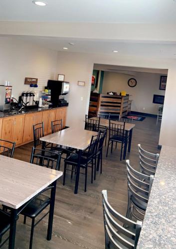 Køkken eller tekøkken på FairBridge Inn & Suites Williston