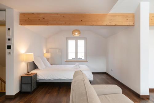 A bed or beds in a room at Le Loft Du Gibet