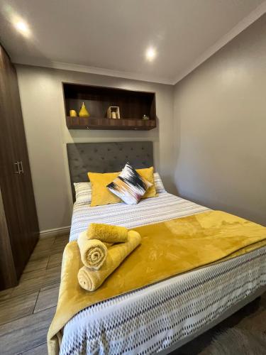 Ένα ή περισσότερα κρεβάτια σε δωμάτιο στο Panorama Self Catering