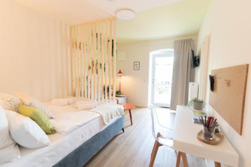 een woonkamer met een bed en een tafel bij DWELLSTAY - Apartment mit eigenem Eingang I 30qm I zentrale Lage I Bad I Küche I Terrasse I TV in Fulda