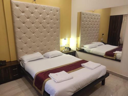 Hotel Deepak Executive, Ganpatipuleにあるベッド