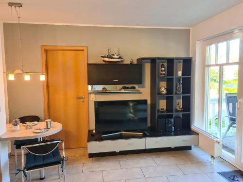 ein Wohnzimmer mit einem großen Kamin und einem Tisch in der Unterkunft Ferienwohnung T24 in Graal-Müritz