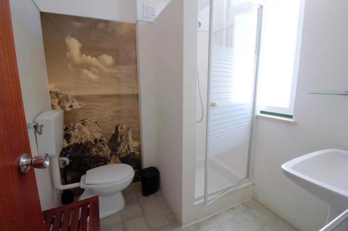 ein Bad mit einer Dusche, einem WC und einem Waschbecken in der Unterkunft WOT Sintra Sarrazola in Sintra