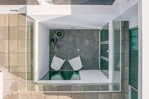 baño con 2 aseos y ventana en Oceanside East, en Ponta Delgada