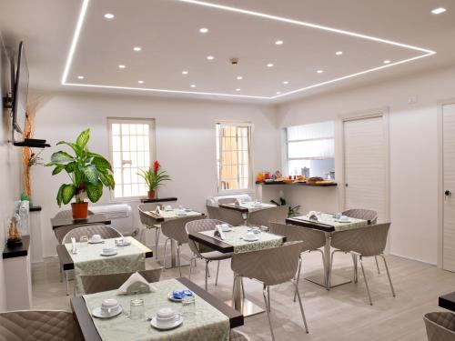 ألبيرغو ماريكيارو في روما: مطعم فيه طاولات وكراسي في الغرفة