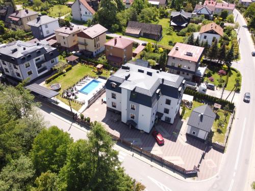 Luftaufnahme eines Hauses mit Pool in der Unterkunft Willa Cicha in Rabka-Zdrój
