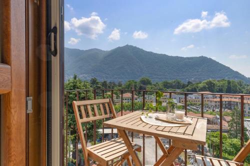 Una mesa y sillas en un balcón con vista. en Art Lake View, en Cernobbio