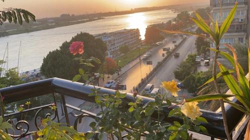 widok z balkonu miasta i rzeki w obiekcie شقة فخمة علي كورنيش النيل - المعادي w Kairze