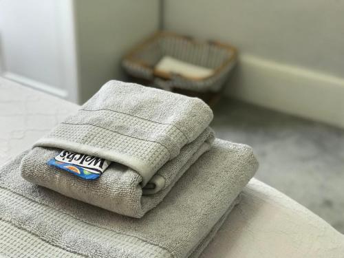 sterta ręczników na łóżku w obiekcie The Cornish Peak by StayStaycations w mieście Camelford