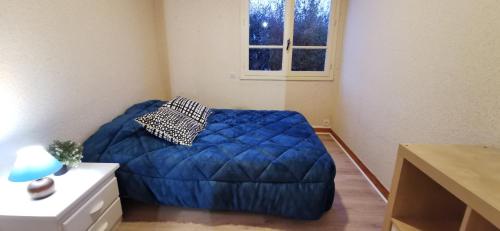 Un pat sau paturi într-o cameră la Maison de vacances en village Ostréicole
