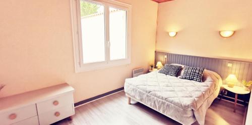Un pat sau paturi într-o cameră la Maison de vacances en village Ostréicole