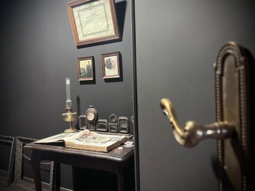 een kamer met een tafel met een kaars en een lamp bij Le 1930 in Hénin-Beaumont