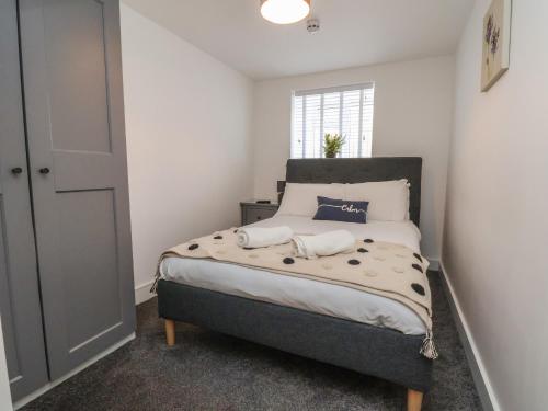 1 dormitorio con cama y ventana en Apartment 1, en Conwy