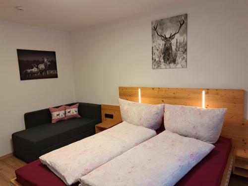 sala de estar con cama y sofá en Apartment Grafenauer, en Sankt Gallenkirch