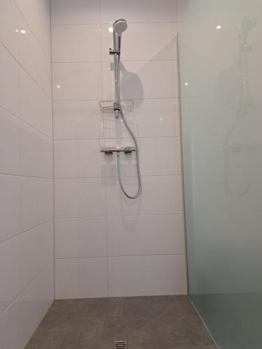una ducha con cabezal de ducha en una pared blanca en Apartment Grafenauer, en Sankt Gallenkirch