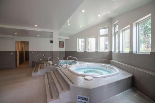 uma grande casa de banho com jacuzzi e janelas em Gold Camp F107 em Breckenridge