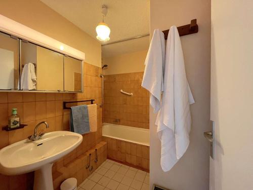 une salle de bain avec un lavabo et une baignoire dans l'établissement Appartement 2 pièces avec mezzanine, terrasse et parking, à 500m de la plage - Fréjus - FR-1-226A-42, à Fréjus