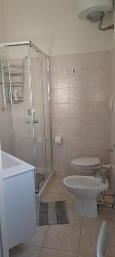 W łazience znajduje się prysznic, toaleta i umywalka. w obiekcie Piero's Apartment Calasetta w mieście Calasetta