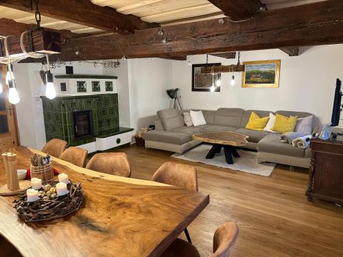 una sala de estar con un sofá y una mesa en Roubenka Kailas, en Červená Voda