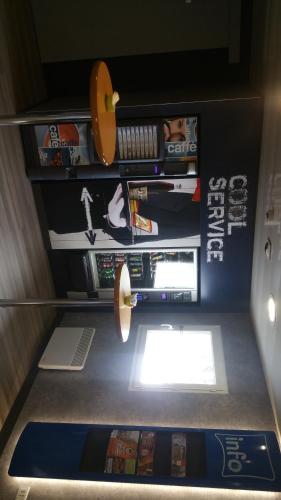 Cette chambre comprend une étagère avec des livres et des films. dans l'établissement ibis budget Flers Grands Champs, à Flers
