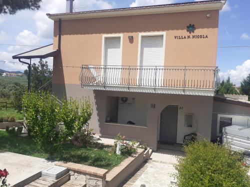 a villa with a view of the entrance to the house at Villa Nonno Nicola in Montenero di Bisaccia