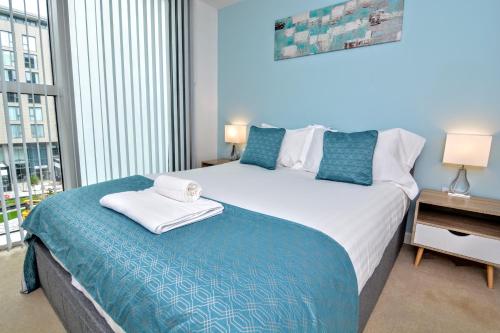 Ένα ή περισσότερα κρεβάτια σε δωμάτιο στο Stylish City Centre Apartment - Home From Home With Fully-Equipped Kitchen, Smart TV, Netflix, Superfast WiFi, Free Parking, Self Check-In - By Brightleap Apartments