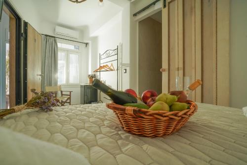 uma cesta de frutas e vegetais numa cama em Seabed Suites Mykonos em Míconos