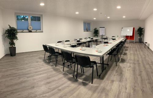 a large conference room with a long table and chairs at Campushotel in Hagen