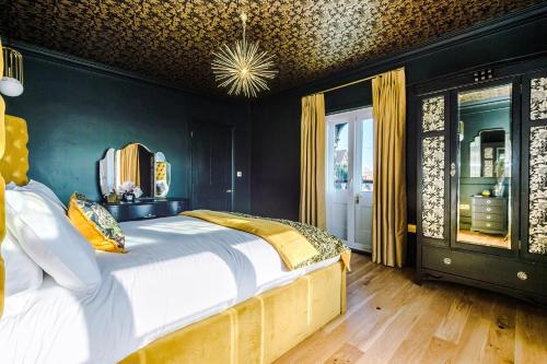 una camera da letto con un grande letto con pareti blu di Beautiful 4-bed Luxury Windsor Home by Casa by Grace, Amazing location, Perfect for large groups, Pet Friendly, sleeps 7-9! a Windsor
