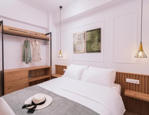 um quarto com uma cama com um chapéu em Fontem Central Living em Heraclião