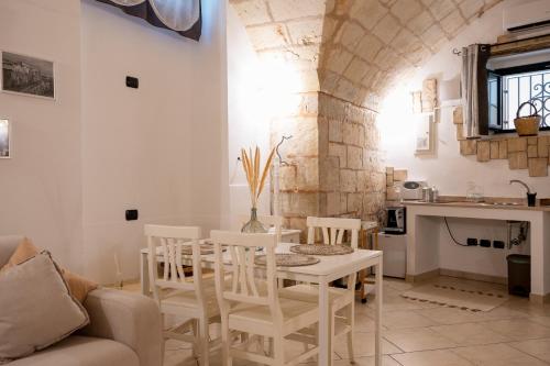 una cucina e una sala da pranzo con tavolo e sedie di Leondari Rooms a Otranto