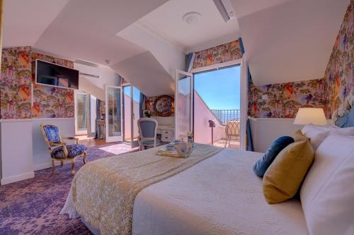um quarto com uma cama grande e uma varanda em Palácio das Especiarias em Lisboa