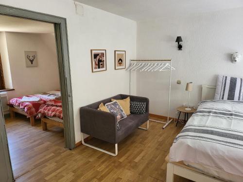 une chambre avec un lit, une chaise et un miroir dans l'établissement Maison kerthoff 41D, à Gérardmer