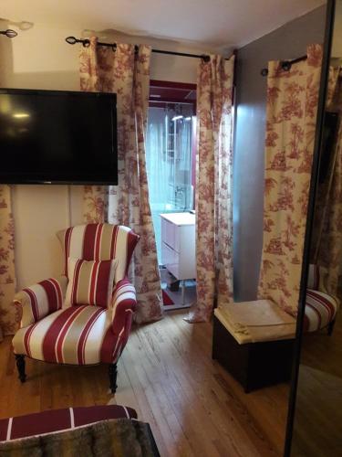 Televisyen dan/atau pusat hiburan di Une Chambre d'Hôtes dans charmante longère Charentaise