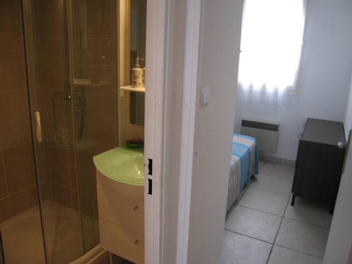 Kúpeľňa v ubytovaní T3 Mezzanine 6 Pers, Parking, Animaux Ok, Proche Plage - FR-1-106-70
