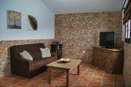 莫卡諾爾的住宿－Vivienda vacacional el Aljibe，带沙发和电视的客厅