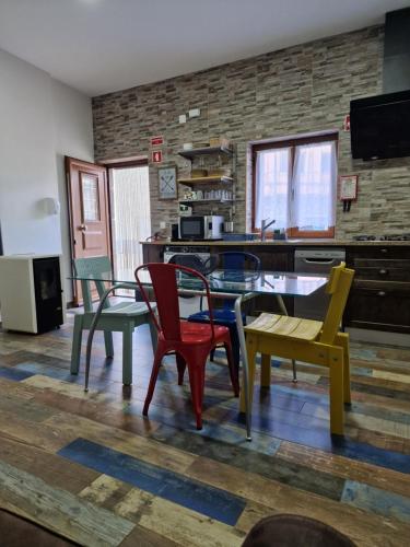 São Miguel de AchaにあるCASAS BEM HAJA Praça e Oliveiraの椅子とテーブル、キッチンが備わる客室です。